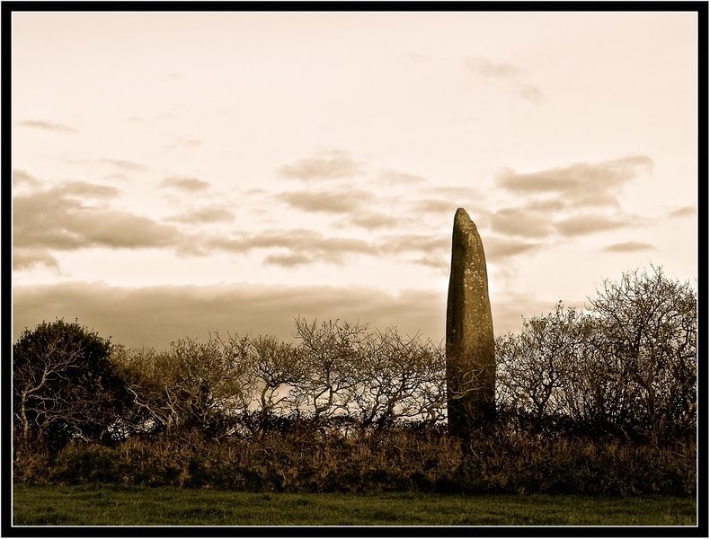 File:TorGweddenMenhir.jpg